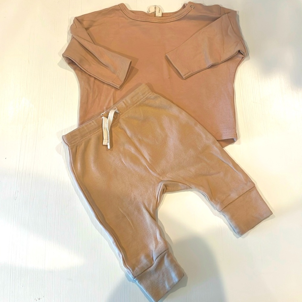 Quincy Mae Long sleeved top and pants set, Dusty Rose. Size 0-3 month